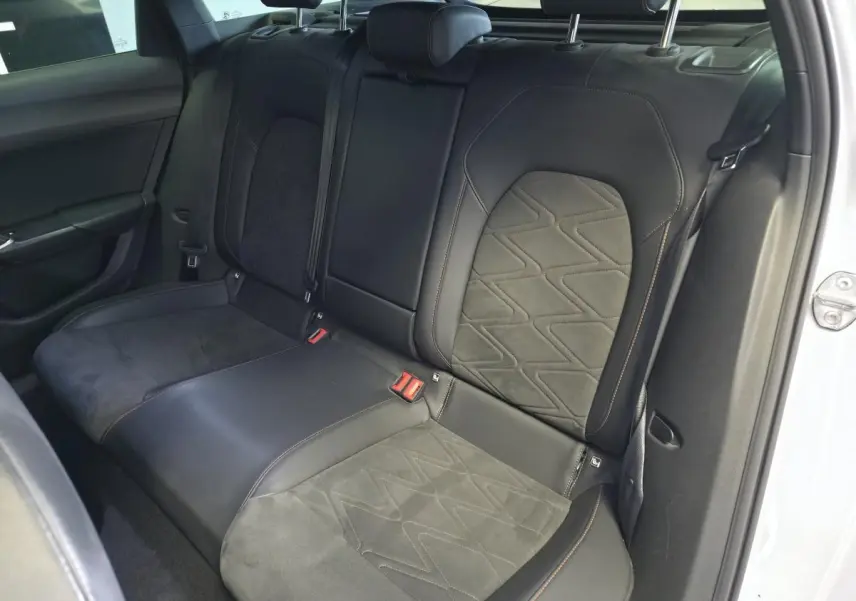 Vue côté droit de la banquette arrière en suédine noire et similicuir du SEAT Leon Sportstourer gris 2022.