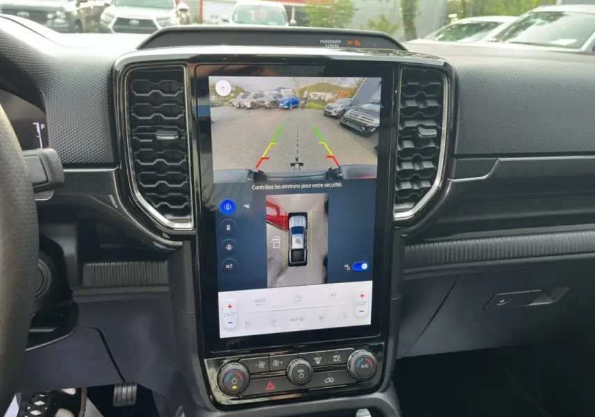 Vue intérieure centrée sur l'écran tactile du Ford Ranger 2025, affichant la caméra 360° et les commandes climatisation.
