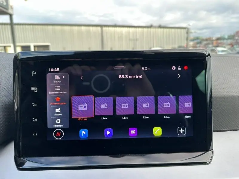 Écran tactile central du tableau de bord du SEAT Ibiza 2025 affichant la radio FM à 88,3 MHz.
