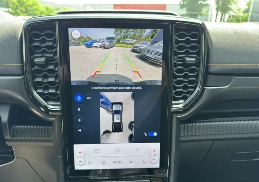 Écran central tactile du Ford Ranger 2025 bleu lightning montrant la caméra 360° et l’aide au stationnement.