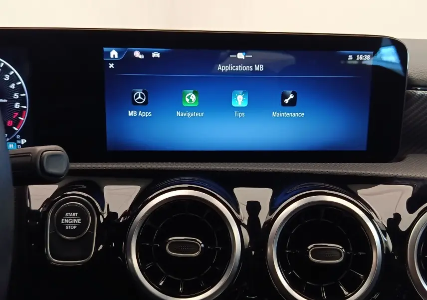 Vue rapprochée du tableau de bord noir brillant de la Mercedes Classe A 250 e Hybrid avec écran tactile multifonctions allumé.