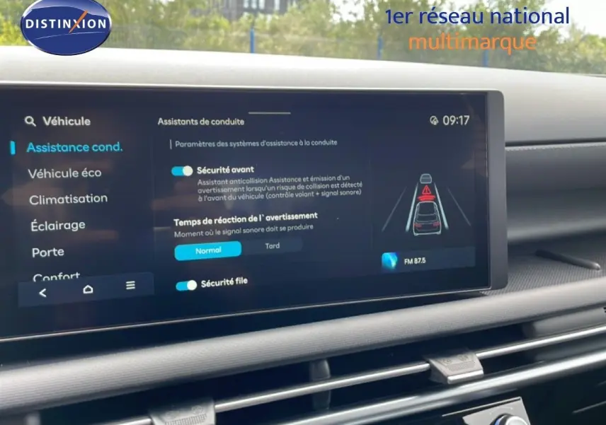 Écran tactile intérieur du Hyundai Tucson 2026 montrant les réglages d'assistance à la conduite, tableau de bord moderne.