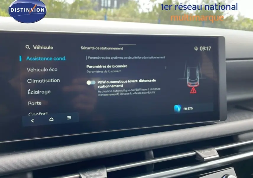 Écran tactile intérieur du Hyundai Tucson 2026 montrant les paramètres d'assistance à la conduite, ambiance moderne et épurée.