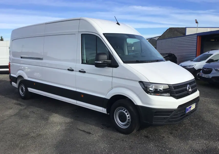 Volkswagen Crafter blanc vu en 3/4 avant droit, fourgon utilitaire avec calandre noire et jantes acier simples.