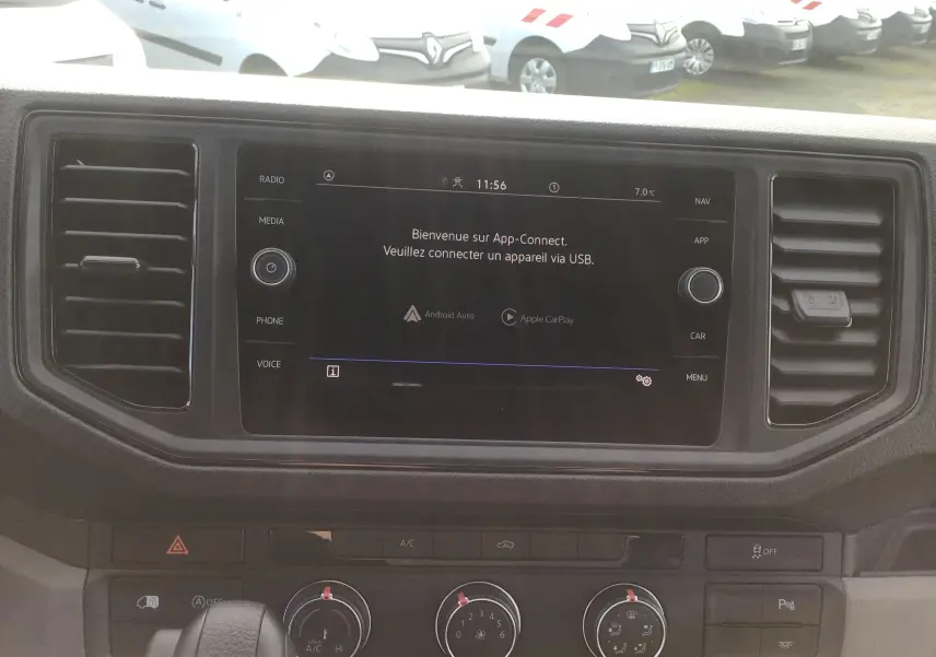 Vue rapprochée de l'écran tactile central du Volkswagen Crafter blanc 2024 affichant l'interface App-Connect.