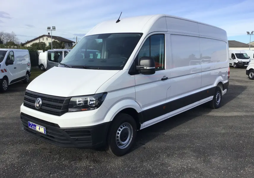 Volkswagen Crafter blanc en vue 3/4 avant droit, fourgon utilitaire avec calandre noire et jantes acier simples.