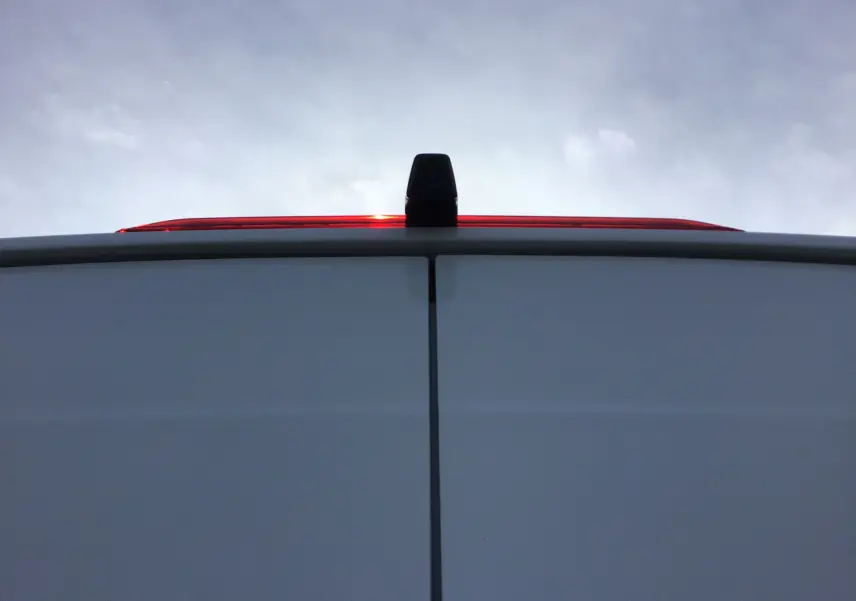 Vue rapprochée de l'arrière blanc du Volkswagen Crafter Fourgon 2024 avec caméra de recul sur la porte haute.