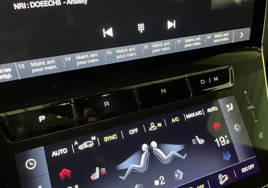 Détail de la console centrale tactile de la Maserati Grecale bleu, affichant la climatisation automatique et commandes de boîte auto.