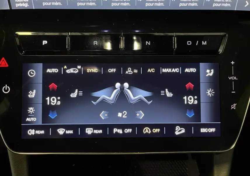 Écran tactile central de la Maserati Grecale bleu montrant les réglages de climatisation automatique bi-zone.