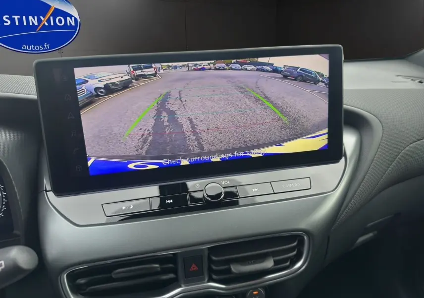 Vue intérieure du tableau de bord du Nissan Juke Full Hybrid 2025 avec écran tactile affichant la caméra de recul.