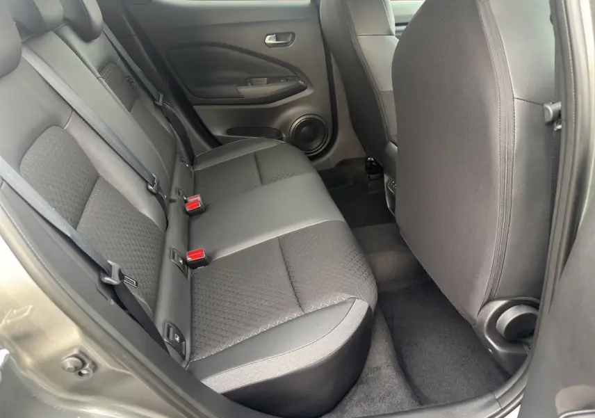Vue intérieure côté gauche des sièges arrière en tissu noir du Nissan Juke Full Hybrid 2025 couleur gris squale.