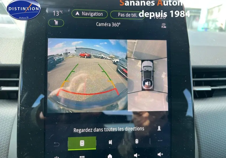 Écran multimédia montrant la caméra 360° de la Renault Clio bleu Iron, vue arrière et vue aérienne du stationnement.