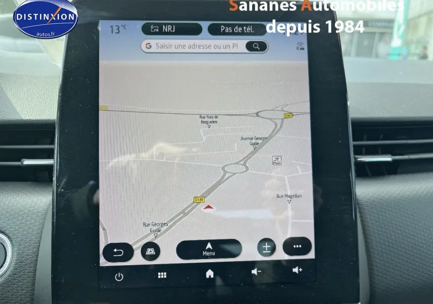 Écran tactile multimédia Easy Link 7 pouces de Renault Clio 2021, affichant la navigation GPS en intérieur.