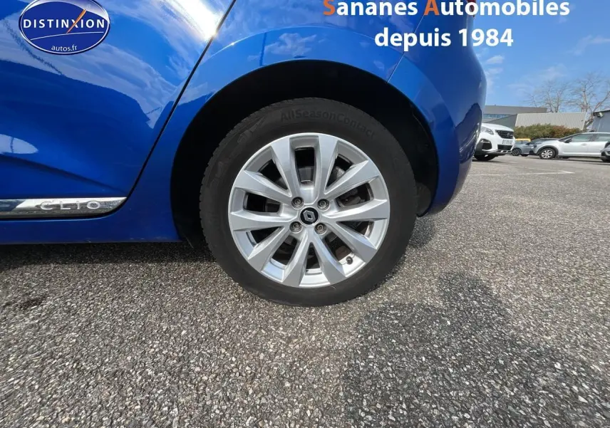 Gros plan sur la roue avant droite et la carrosserie bleu Iron d'une Renault Clio 2021 avec jante alliage diamantée grise.