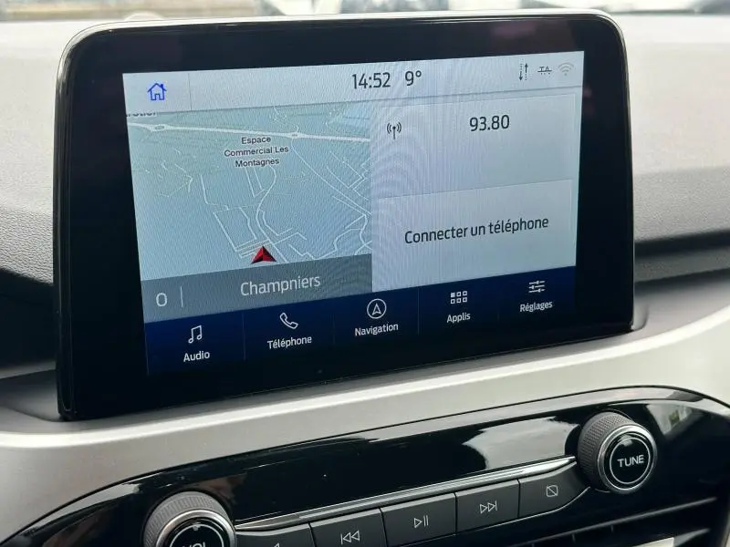 Écran tactile central du Ford Kuga 2024 affichant la navigation et les options multimédia, intérieur gris clair.