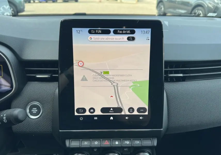 Vue rapprochée de l’écran tactile central du tableau de bord de la Renault Clio V E-Tech 145 Esprit Alpine Bose.