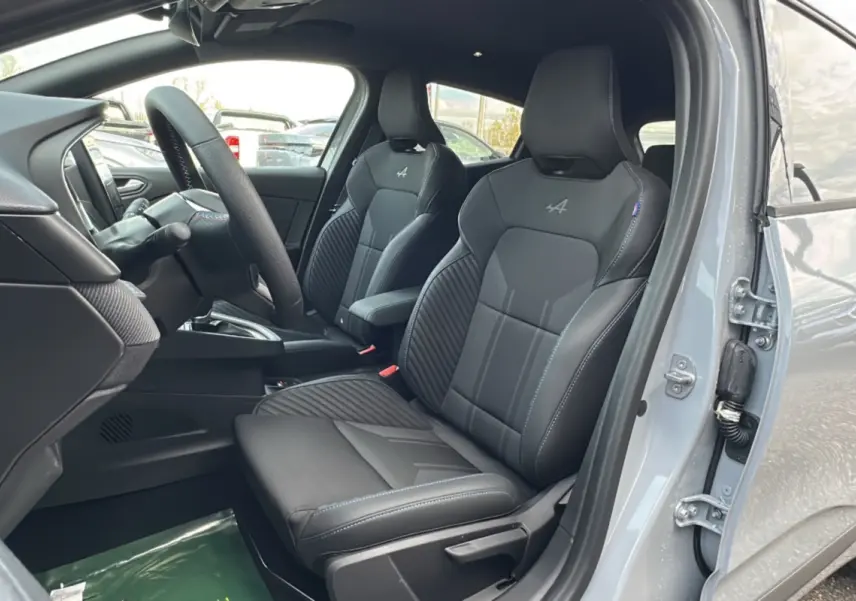 Vue intérieure côté conducteur de la Renault Clio V E-Tech 145 Esprit Alpine Bose gris rafale, sièges sport avec logo Alpine brodé.
