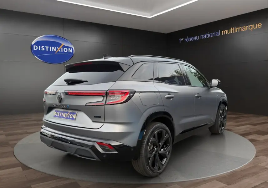 Renault Austral gris foncé en 3/4 arrière droit, avec feux LED et jantes noires distinctives.