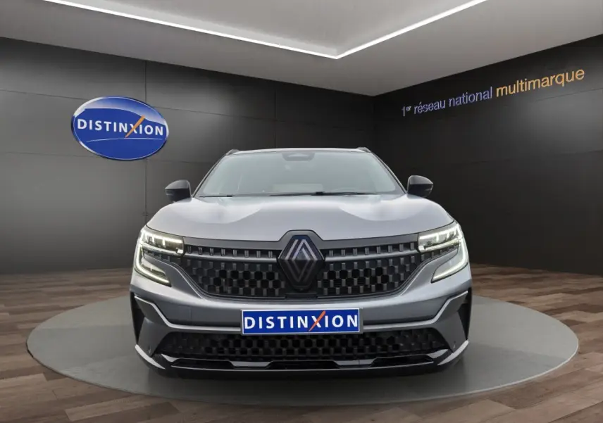 Vue avant du Renault Austral Iconic Esprit Alpine gris foncé avec calandre noire et éclairage LED distinctif.