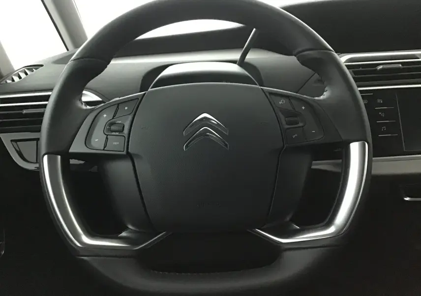 Volant en cuir noir avec commandes intégrées du Citroën Grand C4 Spacetourer 2021, intérieur moderne et épuré.