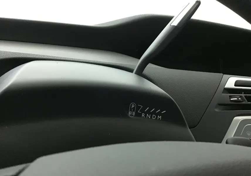 Le levier de vitesses automatique noir sur le tableau de bord gris d'un Citroën Grand C4 Spacetourer 2021.