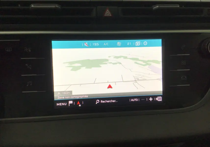 Écran tactile du système de navigation du Citroën Grand C4 Spacetourer gris Artense, affichant une carte simple.