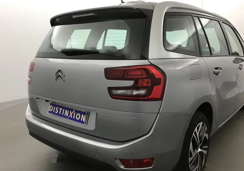 Vue 3/4 arrière droite d'un Citroën Grand C4 Spacetourer gris Artense avec feux arrière LED et jantes alliage.