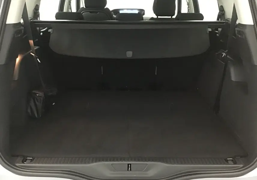 Coffre ouvert vu de l'arrière du Citroën Grand C4 Spacetourer gris Artense, montrant l'espace de chargement et la plage arrière.
