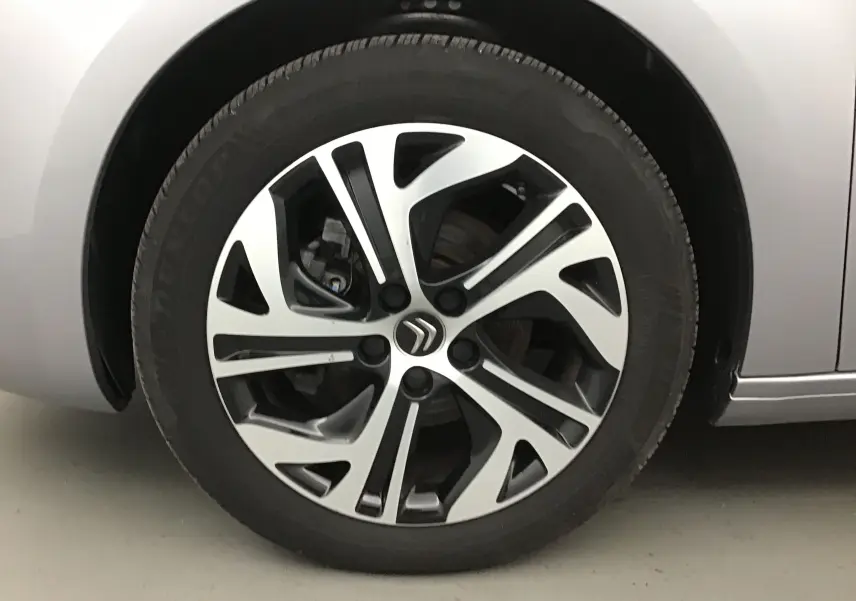 Gros plan sur la jante alliage bicolore du côté gauche d'un Citroën Grand C4 Spacetourer gris Artense 2021.