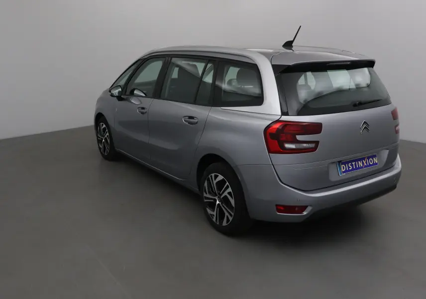 Citroën Grand C4 Spacetourer gris Artense vu en 3/4 arrière côté gauche dans un studio neutre.