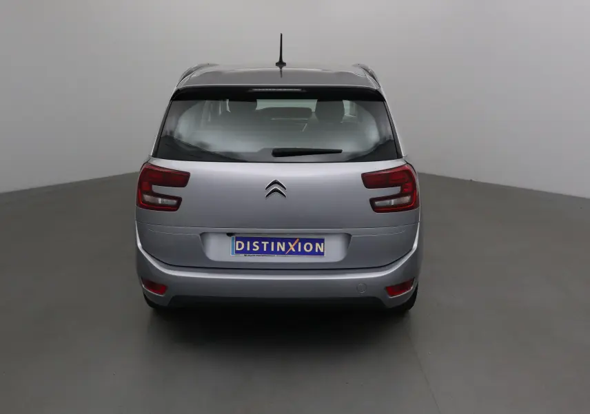 Vue arrière d'un Citroën Grand C4 Spacetourer gris Artense avec feux arrière distinctifs et plaque Distinxion.