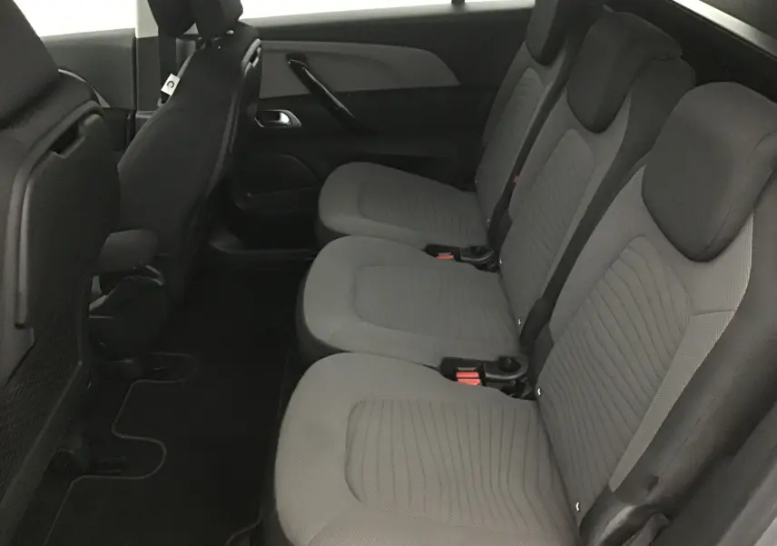 Vue latérale des sièges arrière gris clair du Citroën Grand C4 Spacetourer 7 places, avec appuie-têtes intégrés.