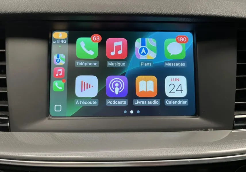 Écran tactile central de l'Opel Insignia Sports Tourer 2020 affichant Apple CarPlay avec icônes colorées.