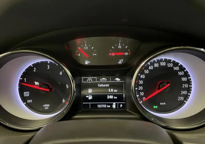 Tableau de bord d'Opel Insignia Sports Tourer 2020 avec compte-tours, vitesse et écran central affichant la consommation.