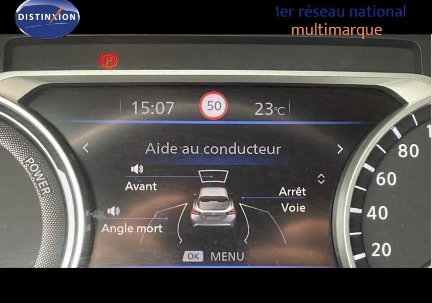 Affichage numérique du tableau de bord du Nissan Juke Hybrid 2023 montrant l'aide au conducteur et la vitesse limitée à 50 km/h.