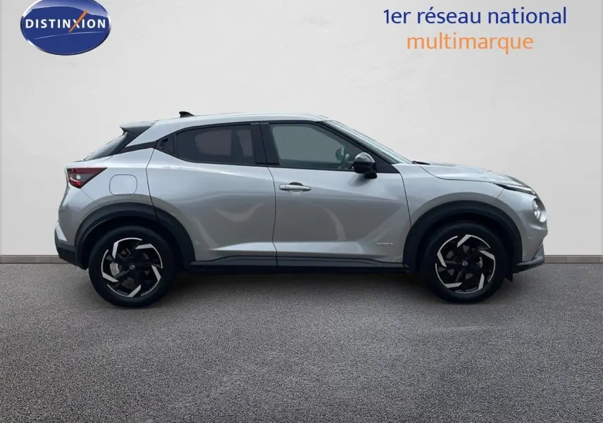 Profil côté gauche du Nissan Juke Hybrid 143ch Business gris perle métal avec jantes noires et toit noir.