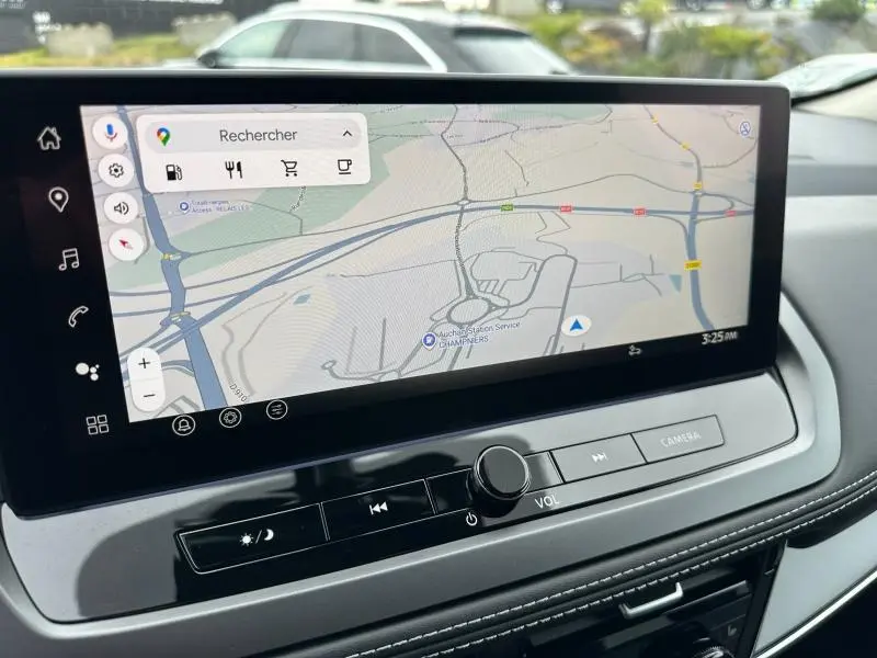 Écran tactile central du Nissan Qashqai Hybrid e-POWER 2025 montrant la navigation GPS avec commandes intégrées.