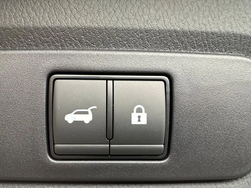 Boutons intérieurs de commande du hayon et verrouillage sur Nissan Qashqai Hybrid e-POWER 2025, finition N-Connecta.