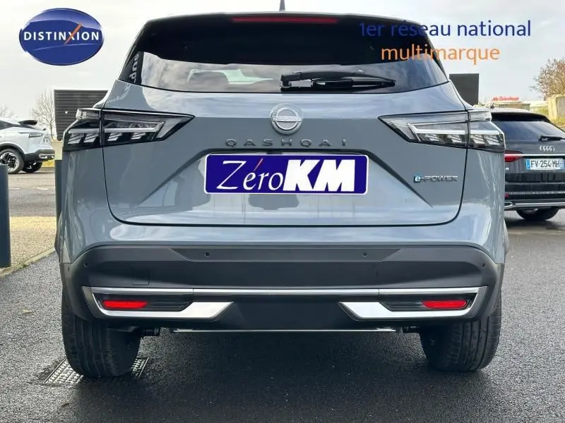 Vue arrière d'un Nissan Qashqai Hybrid e-POWER 2025 en gris Argile, avec feux LED et logo e-POWER visibles.