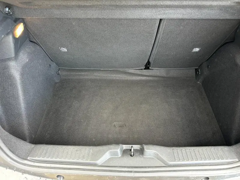 Coffre ouvert vu de face de la Citroën C3 1.2 Turbo 100ch noir Perla Nera, intérieur de coffre propre et spacieux.