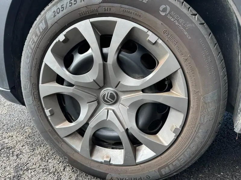 Gros plan sur la jante alu argentée avec logo Citroën d'une Citroën C3 noire, pneu Michelin visible.