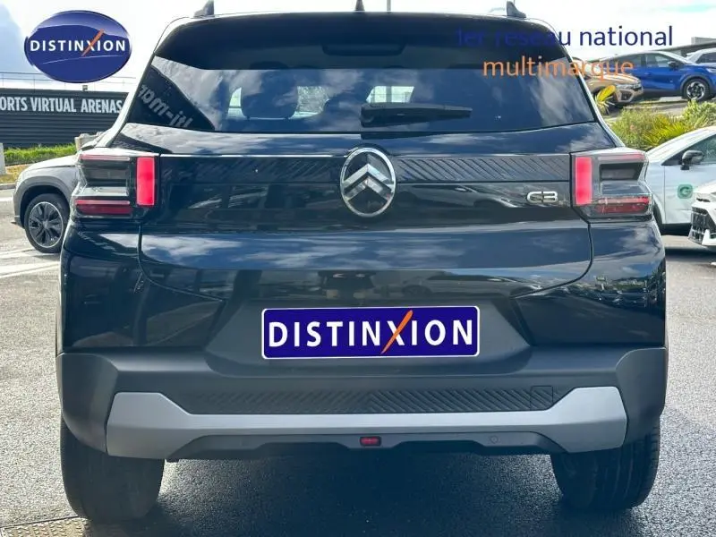 Vue arrière d'une Citroën C3 1.2 Turbo 100ch MAX noire Perla Nera avec feux arrière LED et lunette arrière surteintée.