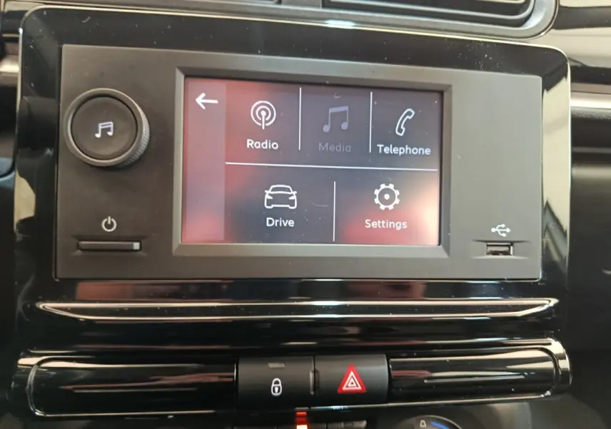 Écran tactile central de la Citroën C3 2021 affichant les options radio, téléphone, conduite et réglages.