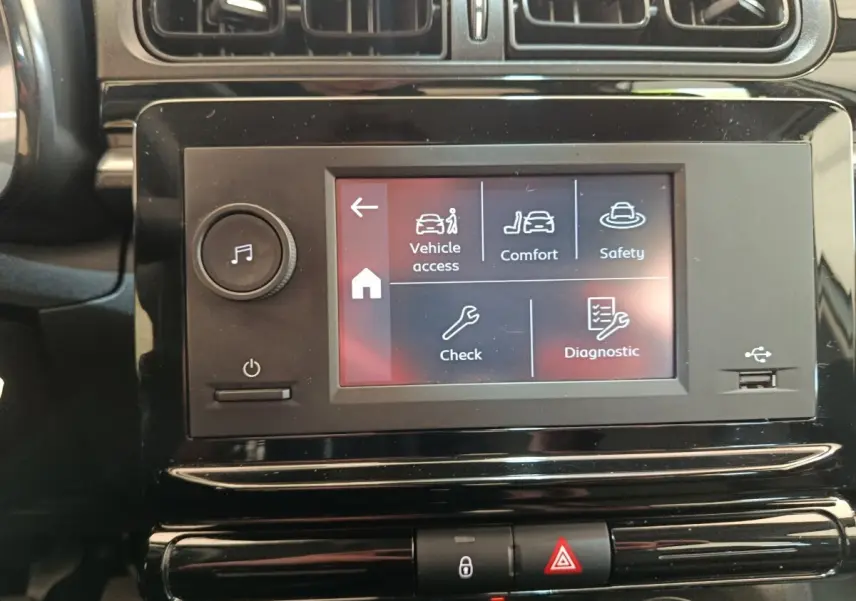 Écran tactile central de la Citroën C3 2021 affichant les menus Vehicle access, Comfort et Safety, entouré de commandes noires.