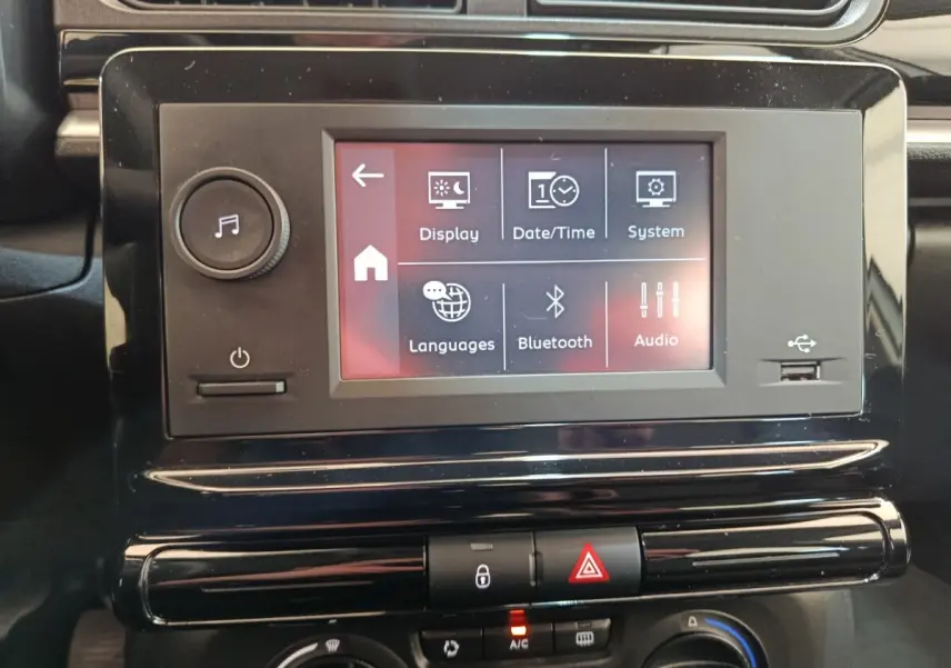 Écran tactile central de la Citroën C3 2021 blanc, affichant les options Bluetooth et audio, avec commandes en dessous.