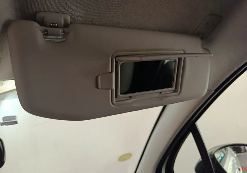 Détail du pare-soleil côté conducteur avec miroir intégré dans une Citroën C3 blanche, vue intérieure avant droite.