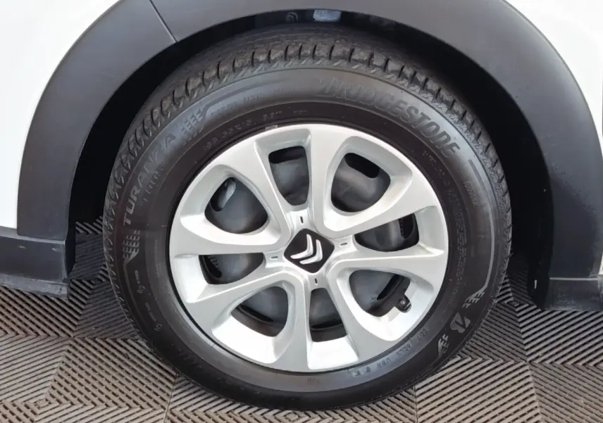 Gros plan sur la roue avant droite blanche d'une Citroën C3 2021 avec jante alliage et pneu Bridgestone.