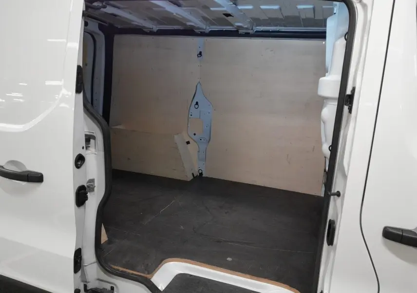 Vue intérieure de la zone de chargement arrière ouverte du Renault Trafic Fourgon blanc minéral 2024, version L1H1.