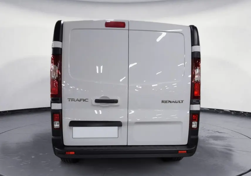 Vue arrière du Renault Trafic Fourgon blanc minéral 2024 avec portes battantes et feux verticaux distinctifs.
