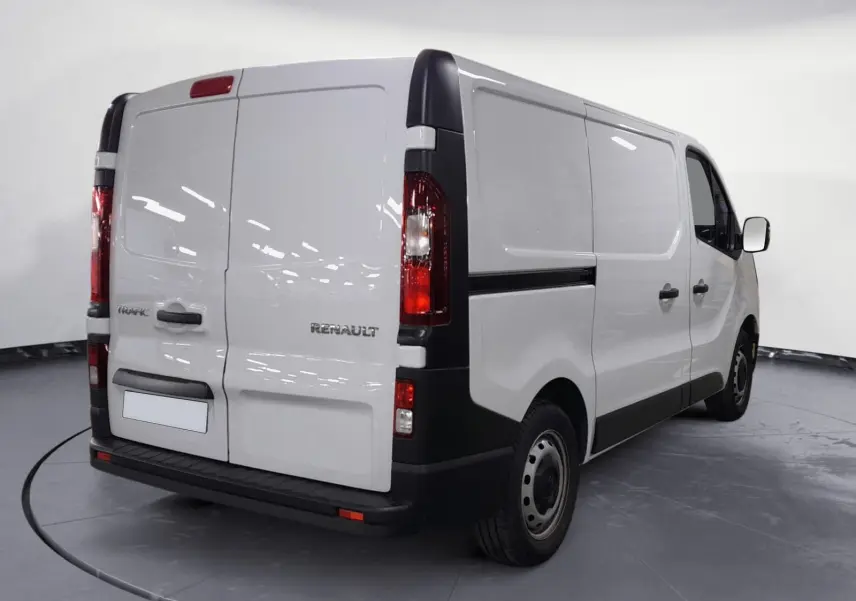 Vue 3/4 arrière droite du Renault Trafic Fourgon blanc minéral 2024 avec portes arrière battantes et protections noires.